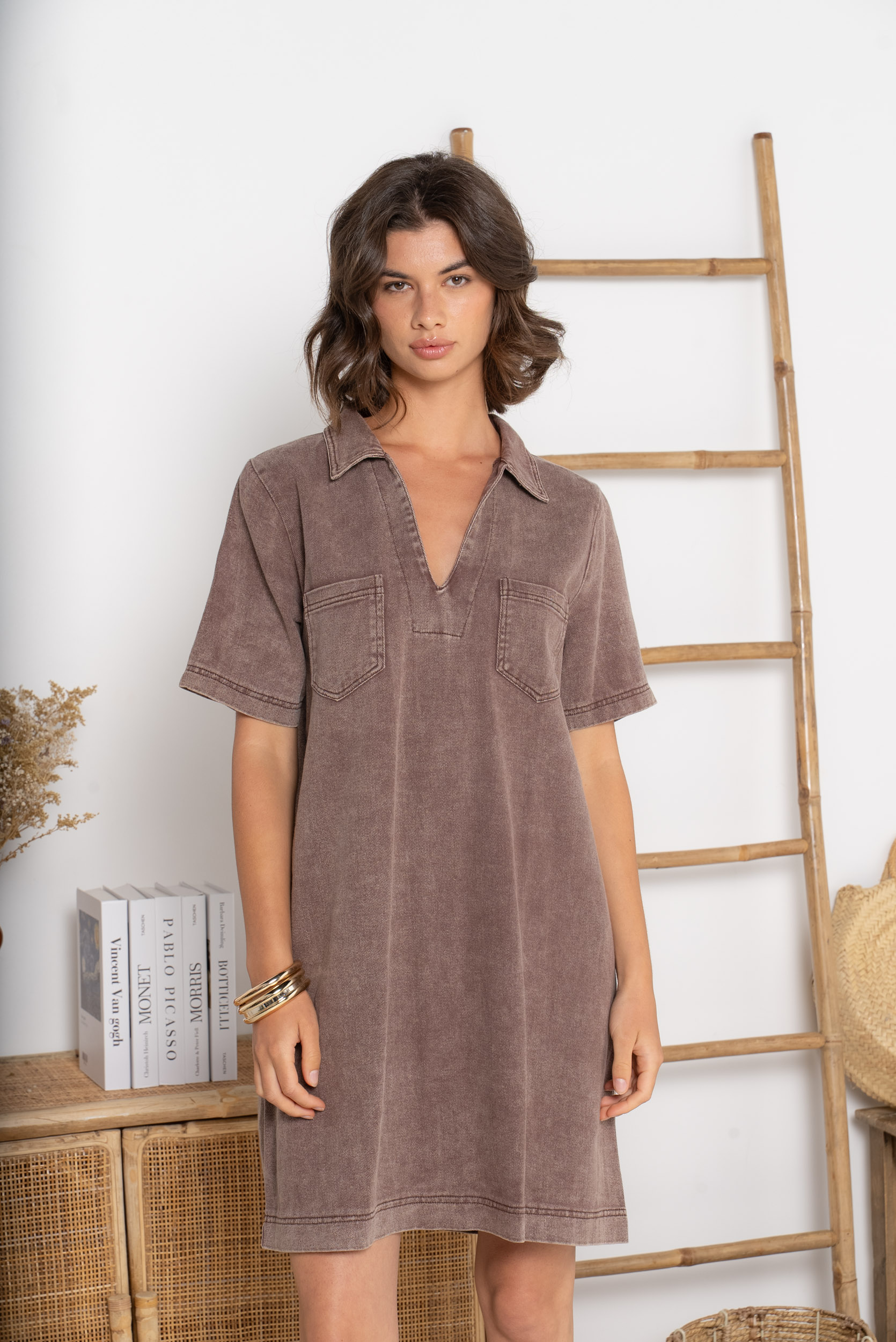 robe courte femme, robe taupe, robe unie femme, robe casual chic, robe col V, robe col chemise, robe manches courtes,