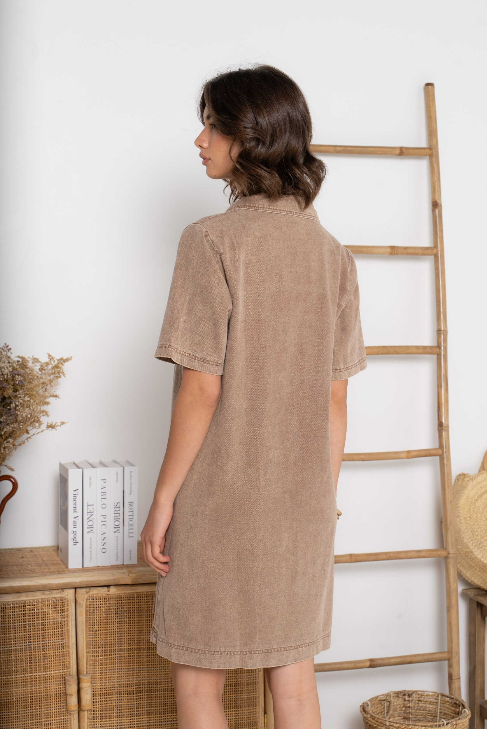Manches courtes confortables. Matière souple et agréable à porter. Esprit casual chic inspiré du style jean. Longueur au-dessus du genou.