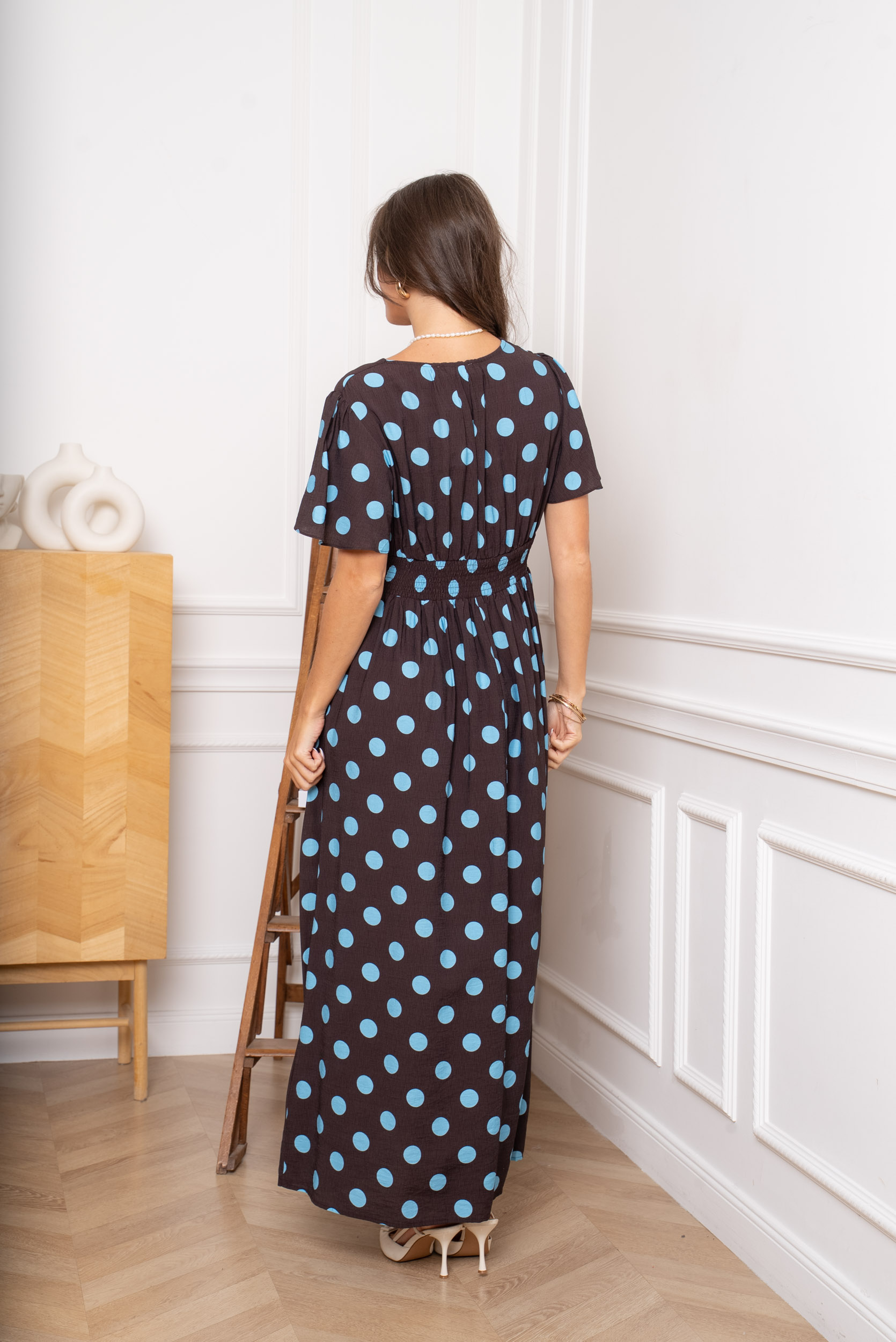robe longue femme robe longue café robe marron femme robe à pois bleus robe à pois robe fluide femme robe élégante femme robe manches papillon robe col V robe dos smocké robe taille marquée robe bohème chic robe rétro chic robe vintage femme robe longue été