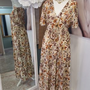 Robe longue bohème fleurie grande taille | Col V, dos ouvert & manches papillon – Ô Trésor de MargÔ robe vacances robe festival bohème robe chic décontractée robe grande taille élégante robe bohème femme ronde robe longue imprimée robe printemps été