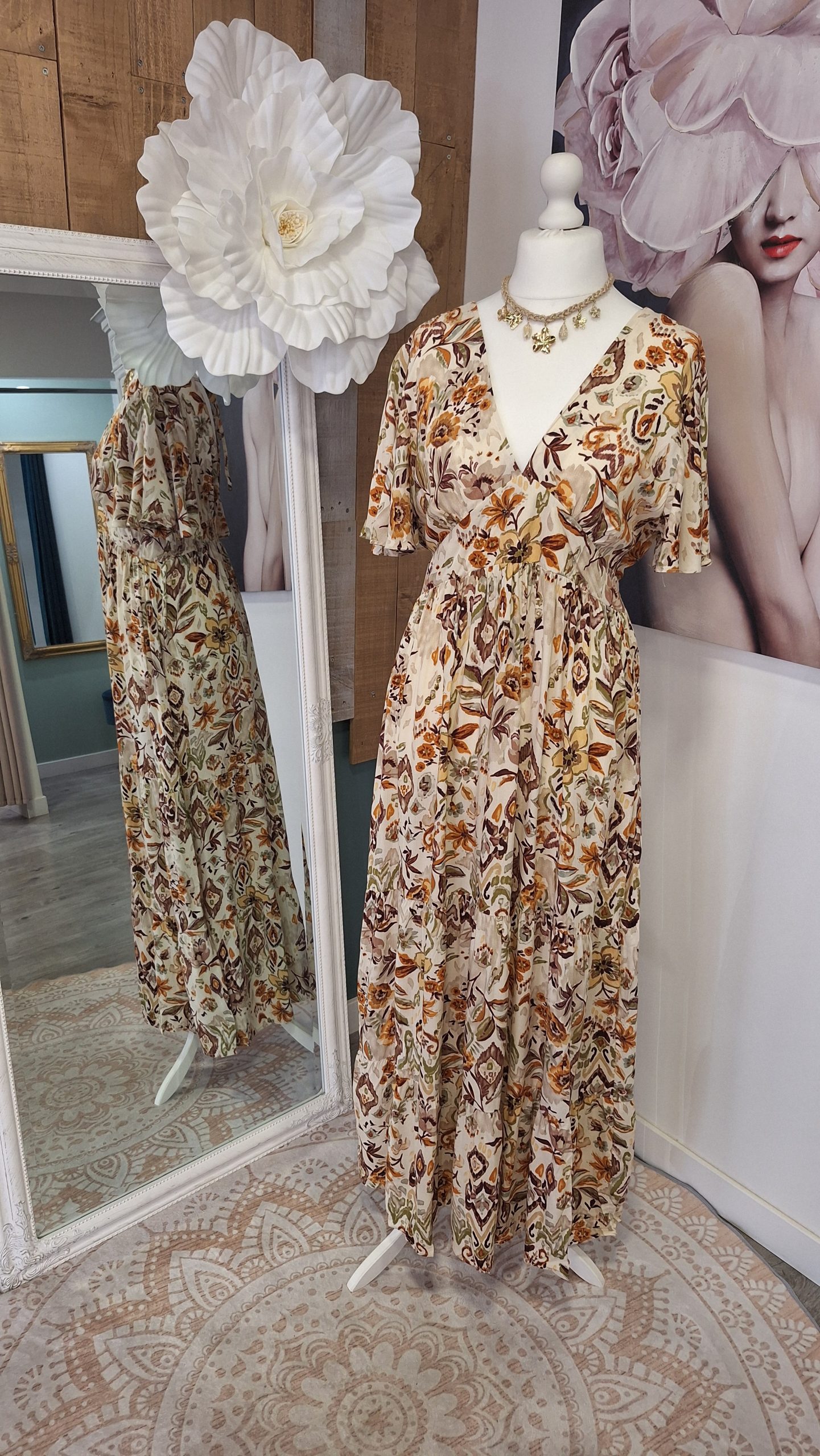 Robe longue bohème fleurie grande taille | Col V, dos ouvert & manches papillon – Ô Trésor de MargÔ robe vacances robe festival bohème robe chic décontractée robe grande taille élégante robe bohème femme ronde robe longue imprimée robe printemps été