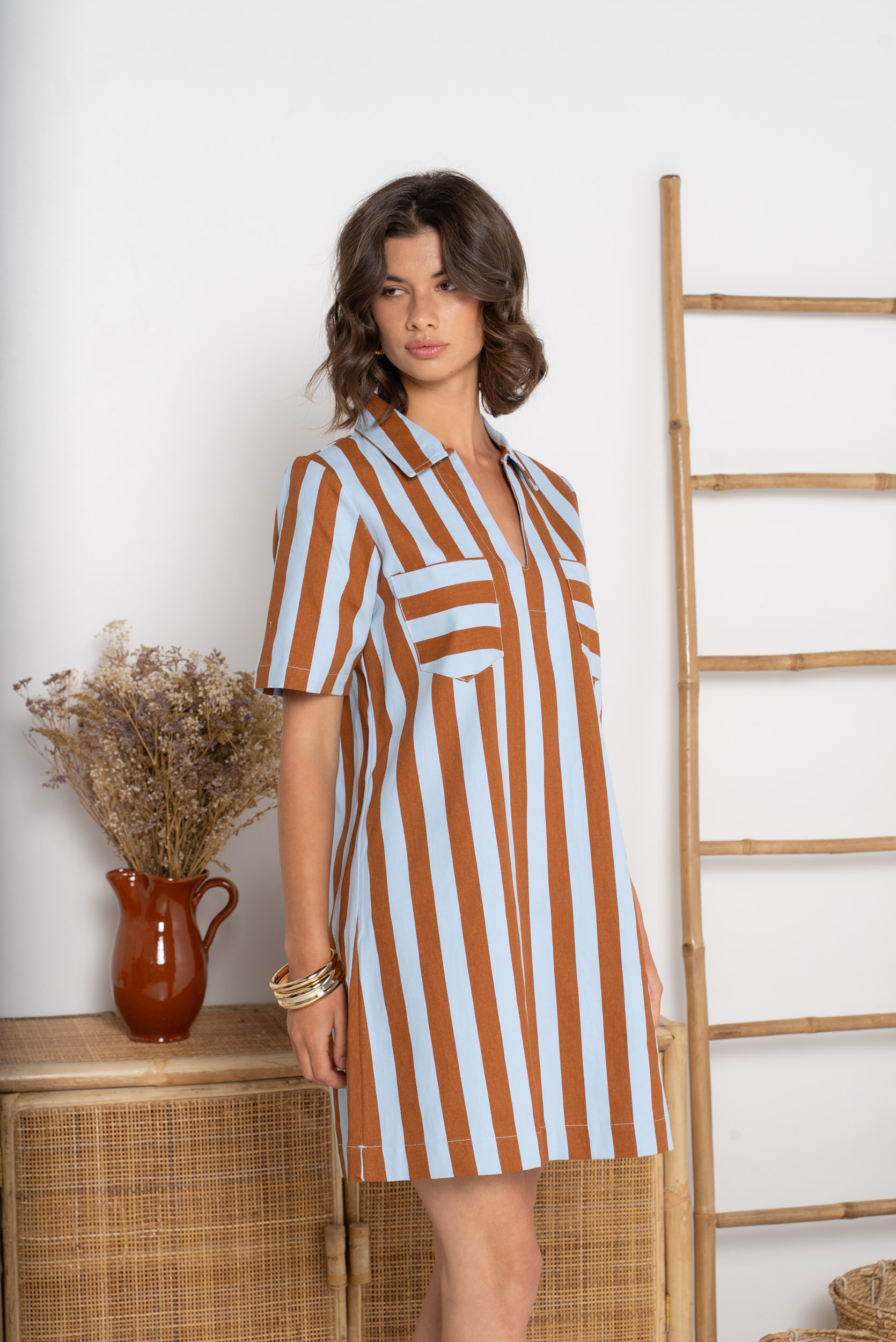 robe casual chic, robe col chemise, robe manches courtes, robe avec poches poitrine, robe rayures verticales, robe élégante femme, prêt-à-porter féminin, mode femme tendance, robe confortable femme.