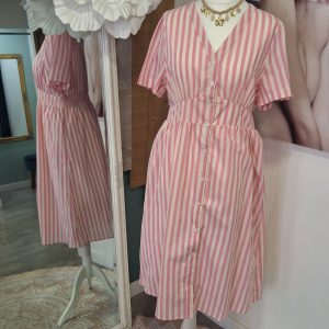 robe-midi-grande-taille-rayures-rose-col-v-boutonnee robe grande taille chic robe mode femme robe facile à porter robe quotidienne femme robe printemps été robe pour toutes les morphologies robe rayée élégante