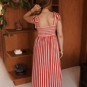 robe midi femme, robe rayée rouge et blanche, robe à rayures, robe bretelles à nouer, robe dos smocké, robe été femme, robe fluide, robe élégante, robe chic, robe vacances, robe rayures rouges