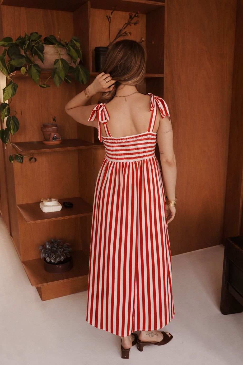 robe midi femme, robe rayée rouge et blanche, robe à rayures, robe bretelles à nouer, robe dos smocké, robe été femme, robe fluide, robe élégante, robe chic, robe vacances, robe rayures rouges