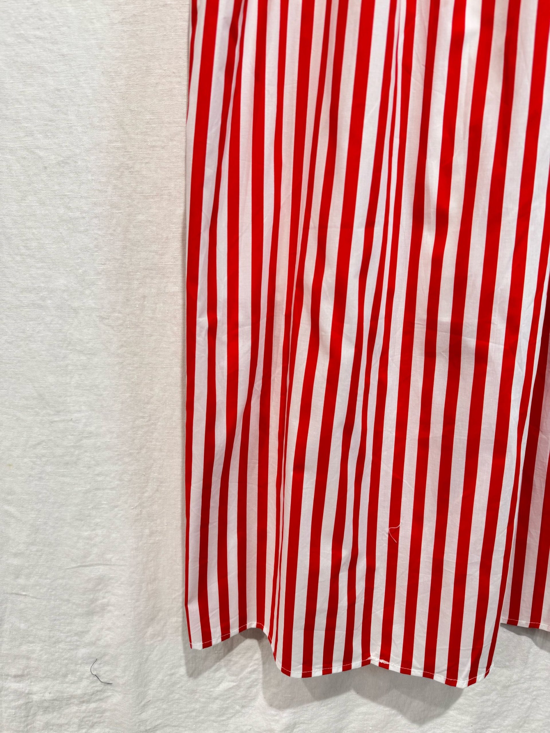 Robe longueur midi Rayures rouges et blanches Encolure droite Bretelles à nouer sur les épaules Dos entièrement smocké pour un confort optimal