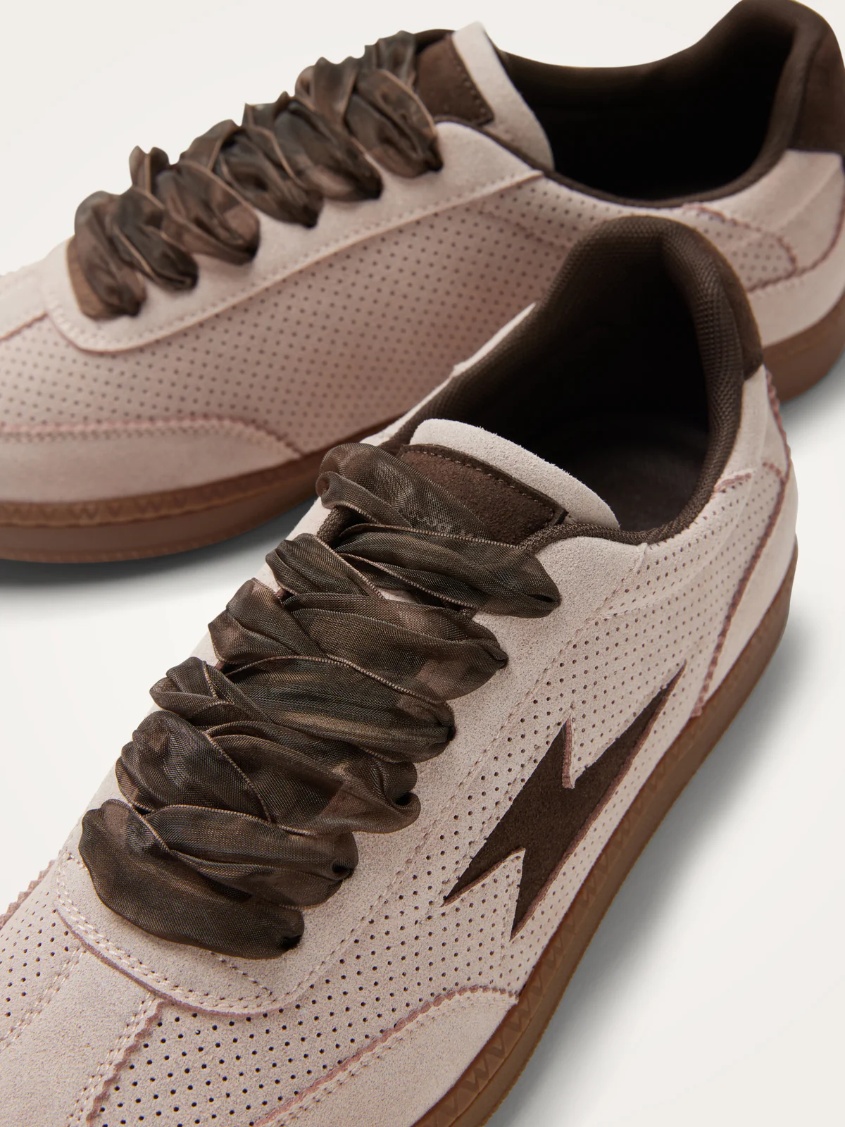 Basket Aura Emblem BK2948 Pink Vanessa Wu – Sneaker femme rose confortable et tendance. Craquez pour la basket Aura Emblem BK2948 Pink de Vanessa Wu. Une sneaker femme rose, élégante, confortable et tendance, idéale pour un look casual chic au quotidien.
