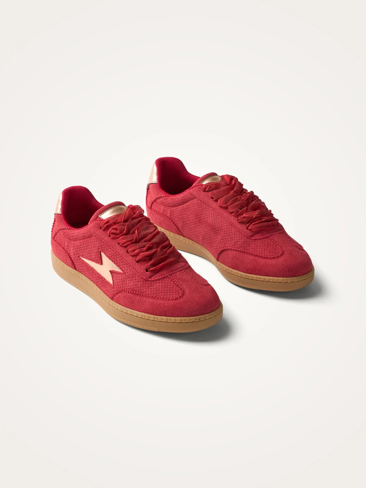 Basket suédée femme Basket rouge tendance Sneaker éclair métallisé Basket mode femme Basket confortable femme Basket semelle gomme Sneakers vintage femme Basket urbaine femme Chaussure casual femme Basket élégante femme Basket femme 2026 Sneakers fashion femme Basket quotidienne femme Basket look rétro Basket femme confortable