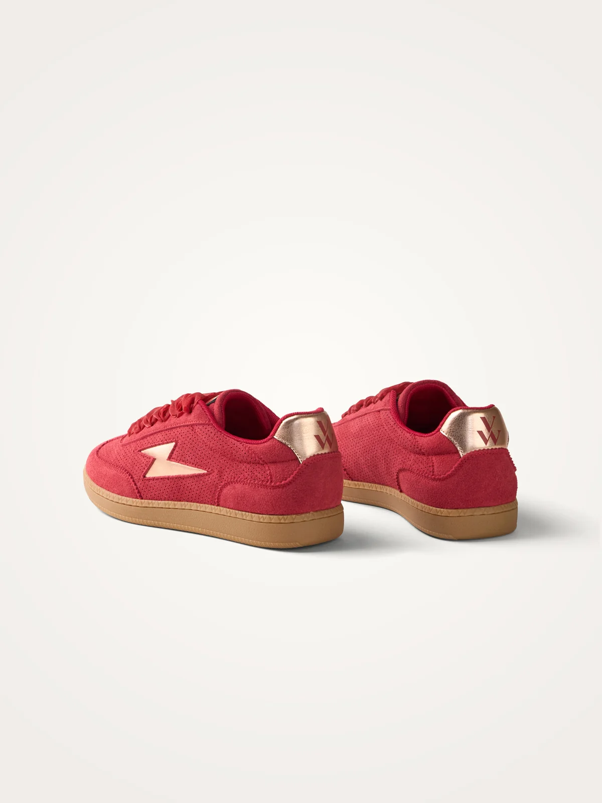 Découvrez la sneaker rouge BK2948 de Vanessa Wu. Une basket femme tendance avec éclair métallisé, semelle gomme et confort optimal pour un look casual chic au quotidien.