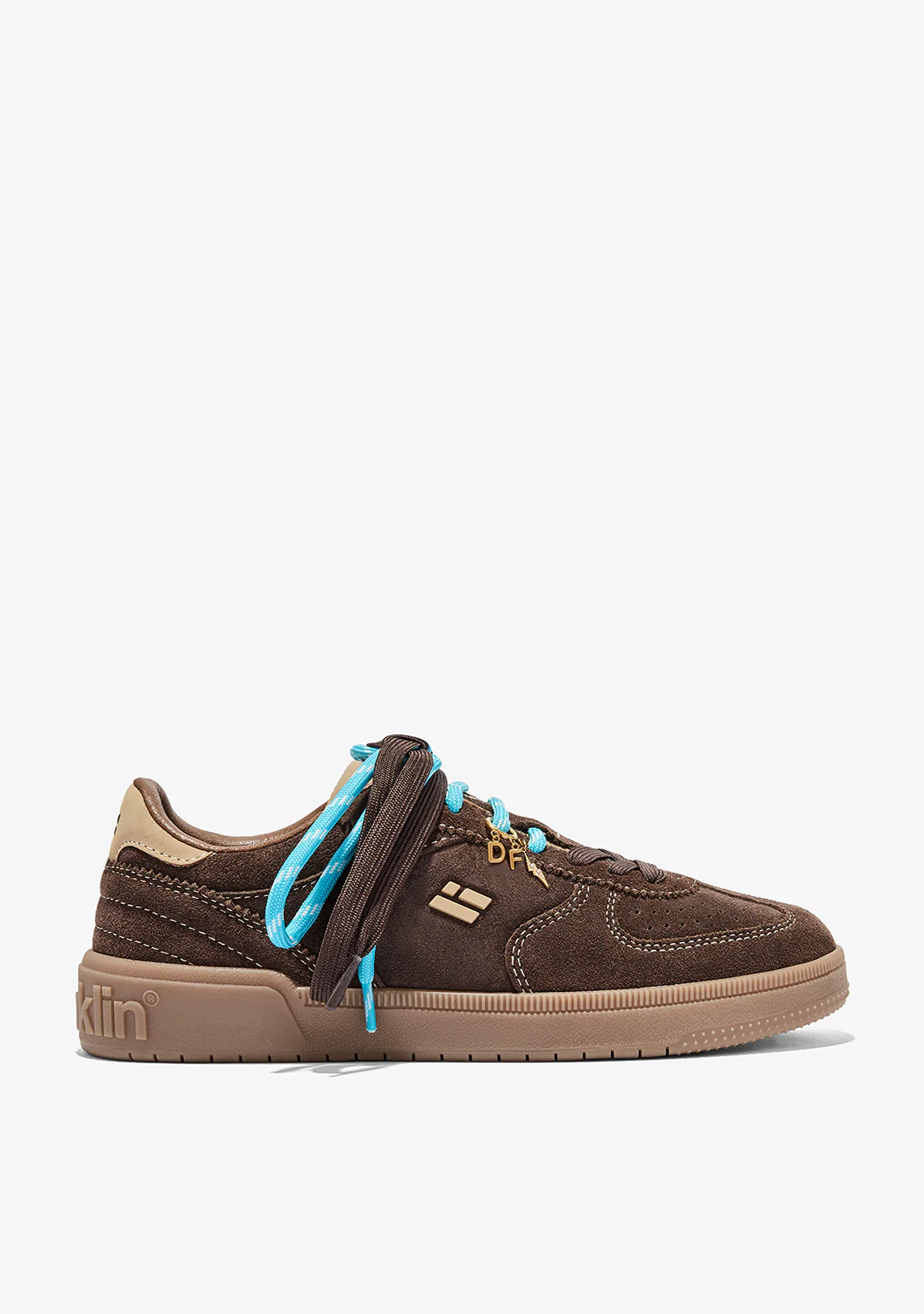 Craquez pour les sneakers D.Franklin Choco pour femme. Une basket en suédine chocolat au design tendance, avec lacets turquoise et bijou amovible, idéale pour un look casual chic tout en confort.