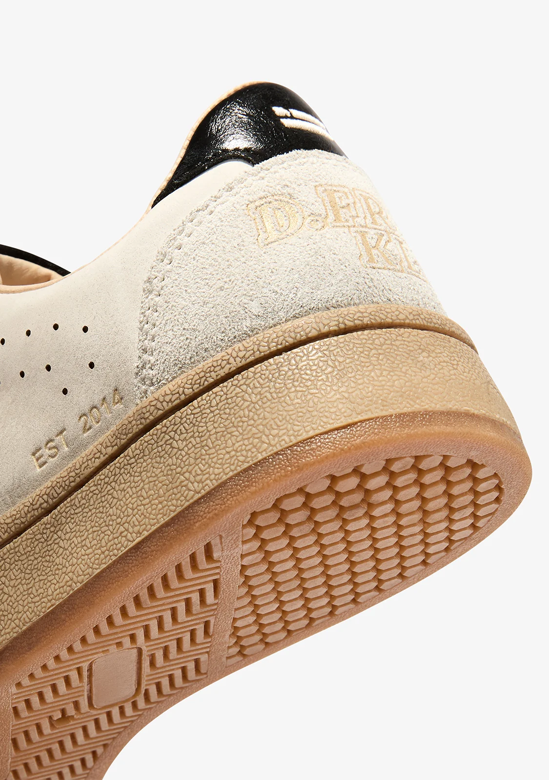 Craquez pour les sneakers D.Franklin Blanches Léopard pour femme. Une basket tendance alliant blanc cassé, suédine beige et imprimé léopard, idéale pour un look casual chic tout en confort.