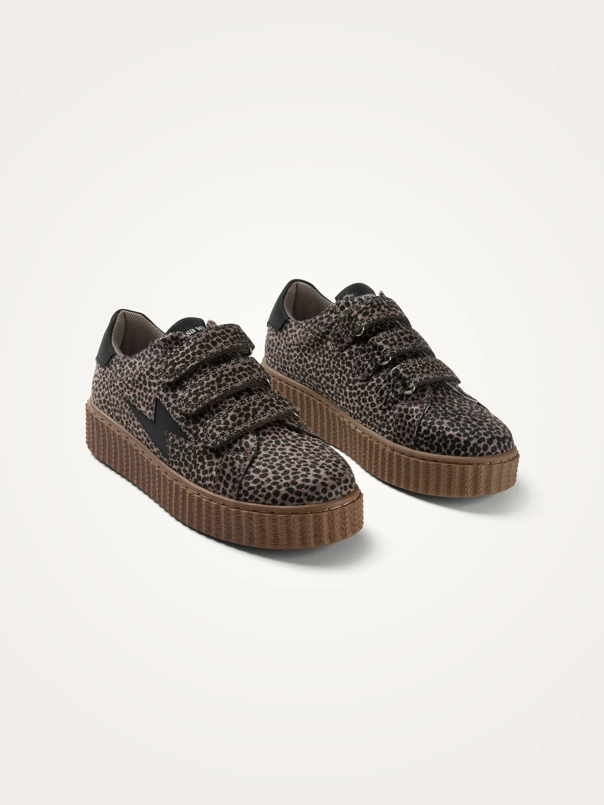 Marque : Vanessa Wu Référence : BK2919 Modèle : Maggie Original Coloris : Gris Guépard Type : Basket femme compensée Fermeture : 3 brides auto-agrippantes Semelle : Plateforme compensée Style : Casual, chic, urbain