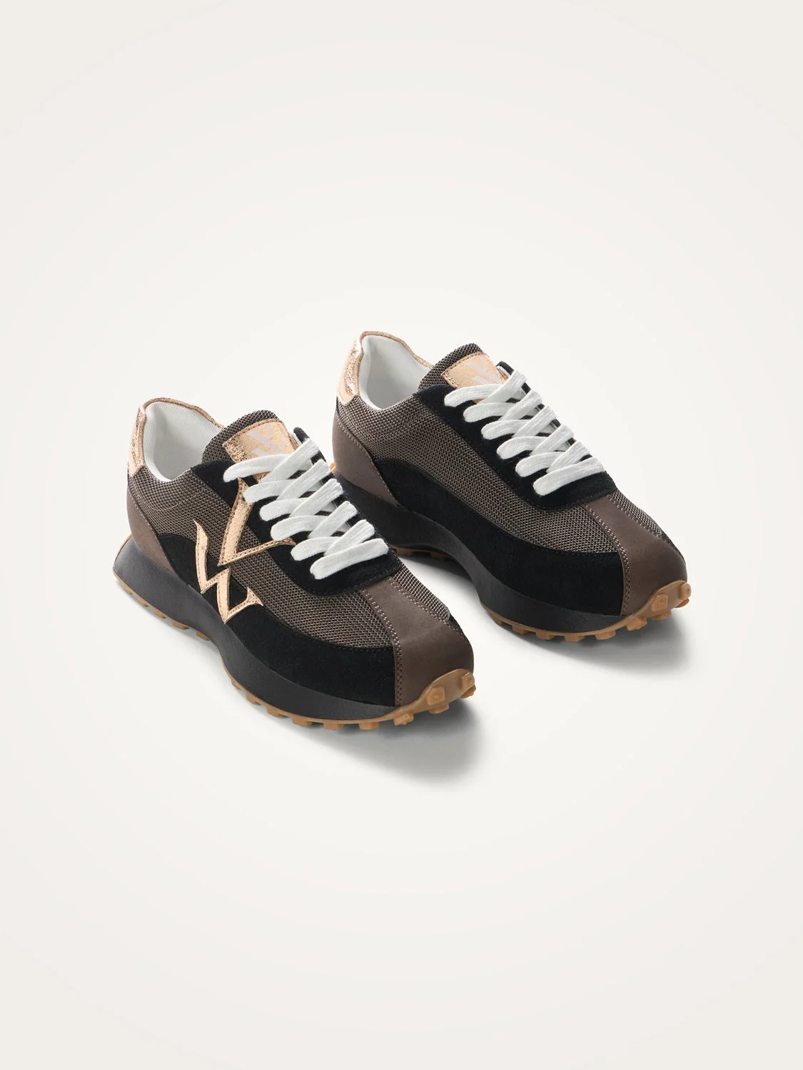 Basket Flow Initials Noire BK2623NR Vanessa Wu avec initiales VW dorées, semelle running épaisse et design moderne – Sneaker femme confortable et tendance.