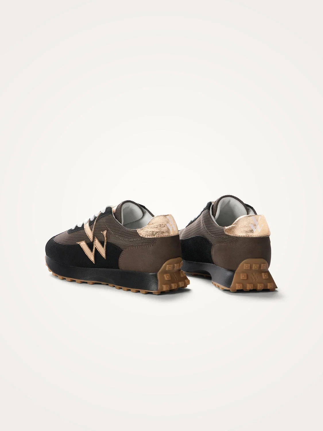 Basket Flow Initials Noire Basket Vanessa Wu Flow Initials BK2623NR Sneaker Vanessa Wu Basket noire femme Sneaker noire femme Basket femme tendance Sneakers femme mode Basket casual chic Chaussure Vanessa Wu