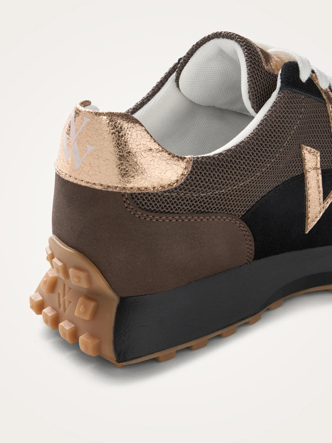Coloris intemporel facile à assortir ✔ Initiales dorées emblématiques Vanessa Wu ✔ Design moderne inspiré du running ✔ Semelle épaisse confortable et amortissante ✔ Mélange de matières tendance ✔ Une sneaker idéale pour un usage quotidien