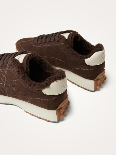 ✔ Coloris chocolat élégant et intemporel ✔ Doublure chaude et ultra confortable ✔ Design running moderne et féminin ✔ Matière douce au toucher suédé ✔ Semelle amortissante idéale pour le quotidien ✔ Une sneaker parfaite pour la saison automne-hiver
