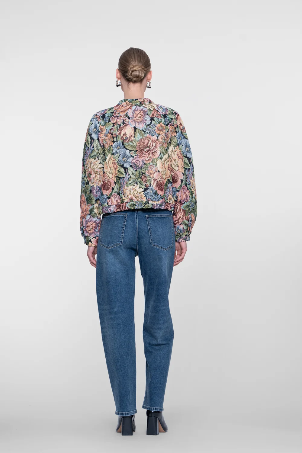 Découvrez le jean Barrel Geisha en denim bleu. Sa coupe taille haute et ses jambes légèrement galbées offrent une silhouette moderne, tendance et confortable. Une pièce incontournable pour un look casual chic.