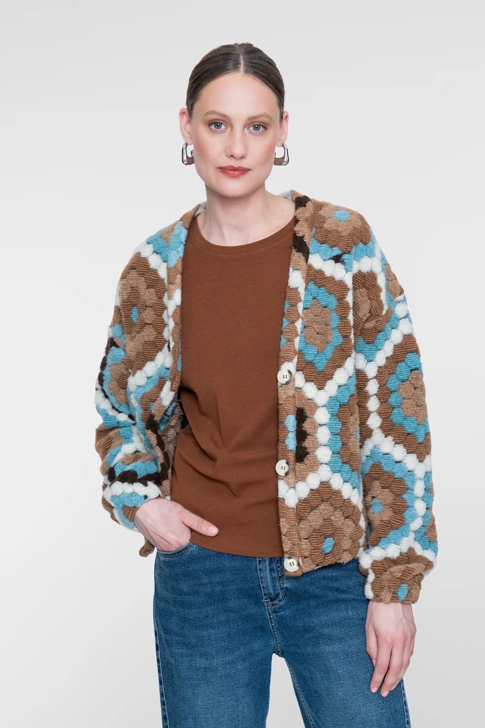 Découvrez ce magnifique gilet Geisha en maille bouclette aux motifs géométriques camel et bleu. Une pièce tendance, douce et confortable, parfaite pour un look casual chic en toute saison.