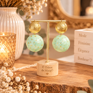 boucles d’oreilles vert d’eau, boucles d’oreilles dorées, boucles d’oreilles femme, boucles vert d’eau et or, bijoux vert d’eau, boucles rondes, bijoux fantaisie femme, boucles élégantes, boucles tendance, bijoux dorés femme, boucles d’oreilles colorées, bijoux chic et féminin.