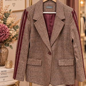 blazer femme, veste blazer femme, veste à carreaux femme, blazer à carreaux, veste à carreaux bordeaux, blazer bordeaux, veste marron femme, veste beige femme, blazer chic femme, blazer casual chic, veste tendance femme, veste élégante femme, veste structurée femme, blazer motif carreaux, veste imprimée femme, blazer manches à galons, blazer galons bordeaux, veste manches bordeaux, veste GEISHA, blazer GEISHA, veste femme automne, veste femme hiver, veste mi-saison, mode femme tendance.