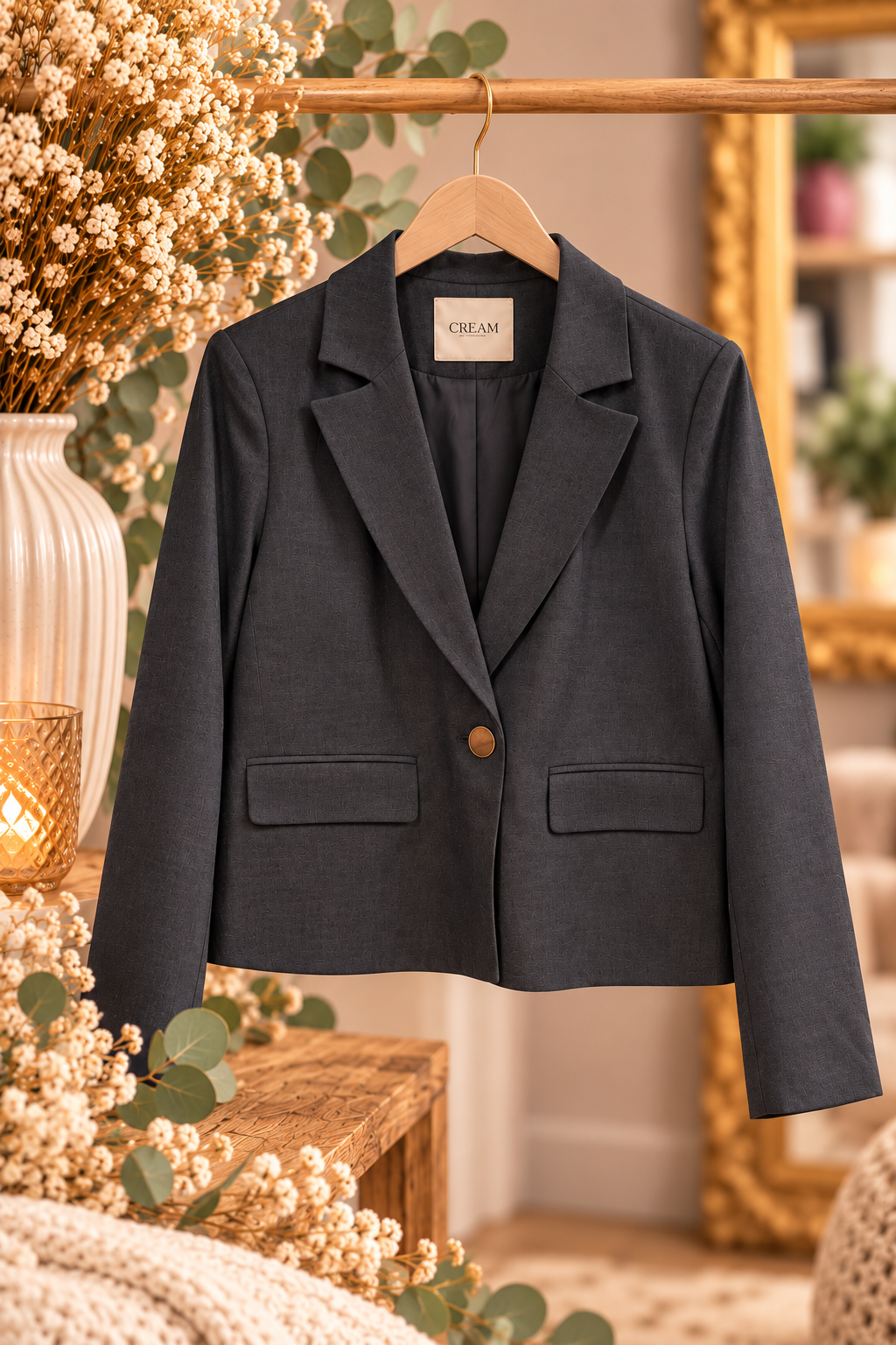blazer gris femme, blazer gris CREAM, veste femme grise, veste courte femme, blazer court femme, veste tailleur femme, blazer chic femme, veste élégante femme, blazer anthracite femme, veste CREAM femme, veste habillée femme, blazer tendance femme, veste mode femme, blazer col tailleur, veste bouton doré, veste chic décontractée, prêt-à-porter femme, mode femme, boutique femme, Ô Trésor de MargÔ.