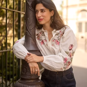 blouse Cream femme, blouse brodée Cream, blouse brodée femme, blouse écrue femme, blouse fleurs brodées, blouse florale femme, blouse broderies roses, chemisier Cream femme, chemisier brodé femme, blouse bohème chic, blouse romantique femme, blouse élégante femme, blouse manches longues, blouse fluide femme, chemisier écru femme, blouse casual chic, blouse tendance femme, blouse mode automne, blouse printemps femme, vêtements Cream femme, Cream Clothing, mode danoise femme, blouse féminine, blouse raffinée femme, blouse chic femme, chemise brodée femme, blouse broderie florale, blouse premium femme, blouse à fleurs femme, blouse bohème romantique
