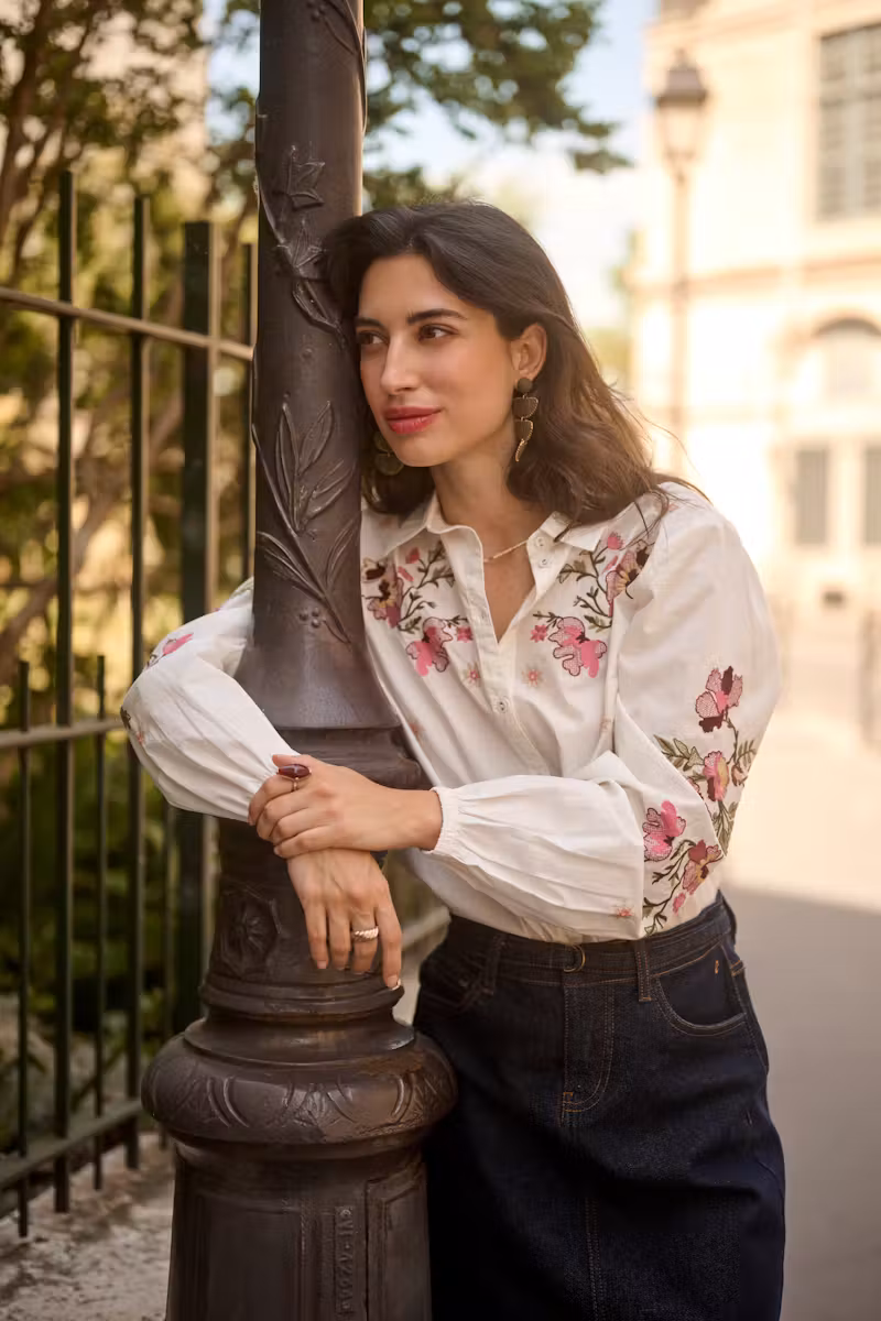 blouse Cream femme, blouse brodée Cream, blouse brodée femme, blouse écrue femme, blouse fleurs brodées, blouse florale femme, blouse broderies roses, chemisier Cream femme, chemisier brodé femme, blouse bohème chic, blouse romantique femme, blouse élégante femme, blouse manches longues, blouse fluide femme, chemisier écru femme, blouse casual chic, blouse tendance femme, blouse mode automne, blouse printemps femme, vêtements Cream femme, Cream Clothing, mode danoise femme, blouse féminine, blouse raffinée femme, blouse chic femme, chemise brodée femme, blouse broderie florale, blouse premium femme, blouse à fleurs femme, blouse bohème romantique