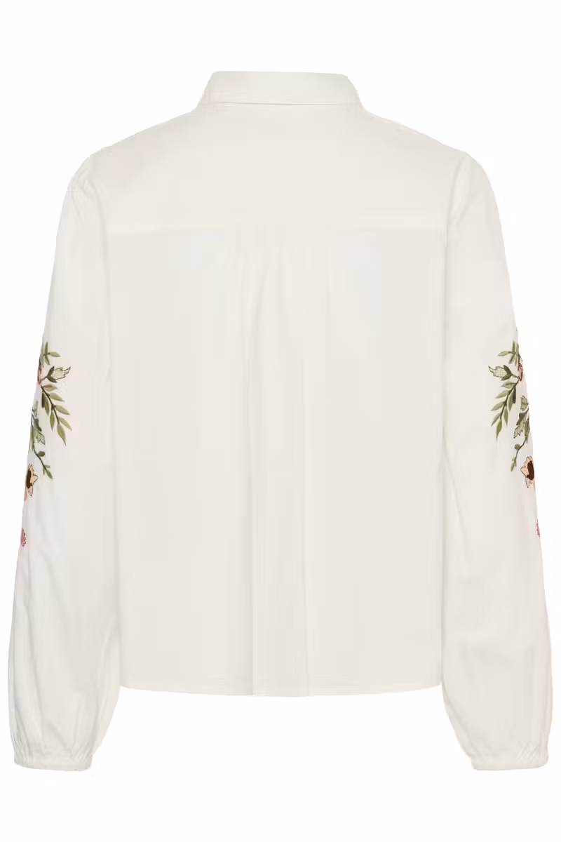 Cette blouse Cream est une véritable pièce coup de cœur. Ses broderies délicates, sa coupe fluide et son style romantique en font un indispensable pour celles qui recherchent un vêtement élégant, confortable et facile à associer. Elle apporte une touche de douceur et de raffinement à toutes vos tenues.un jean brut ou flare, un pantalon écru ou camel, une jupe en denim ou en velours, un pantalon tailleur beige, des bottines en cuir, des mocassins, une veste en daim ou un cardigan en maille.