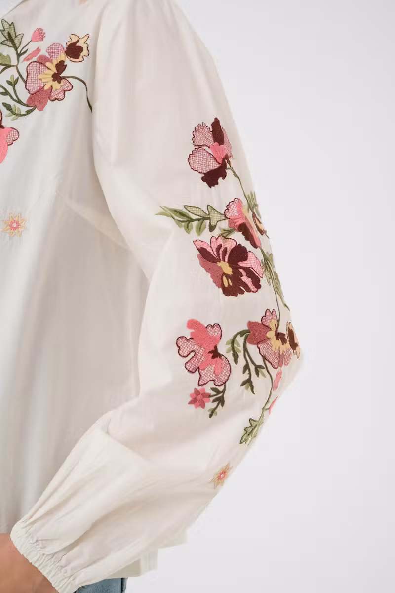 Marque : Cream Type : blouse femme Coloris : écru Motifs : broderies florales roses Col : chemise Fermeture : boutons sur le devant Manches : longues avec poignets élastiqués Coupe : fluide Style : bohème chic, romantique, casual chic Saison : printemps, automne, mi-saison