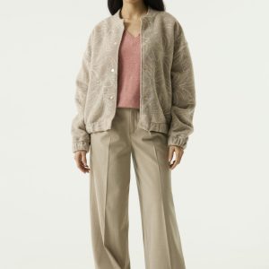 bombers Garcia femme, veste Garcia femme, bombers beige femme, veste beige Garcia, bombers brodé femme, veste brodée beige, bombers fleurs brodées, veste florale femme, bombers matelassé femme, veste matelassée légère, veste mi-saison femme, veste casual chic femme, bombers élégant femme, veste romantique femme, bombers tendance femme, veste mode femme, veste beige chic, bombers confortable femme, veste légère femme, Garcia Clothing femme, marque Garcia femme, mode femme Garcia, veste premium femme, veste automne femme, veste printemps femme, bombers féminin, veste broderie ton sur ton, veste beige sable femme, veste contemporaine femme, vêtements Garcia femme.