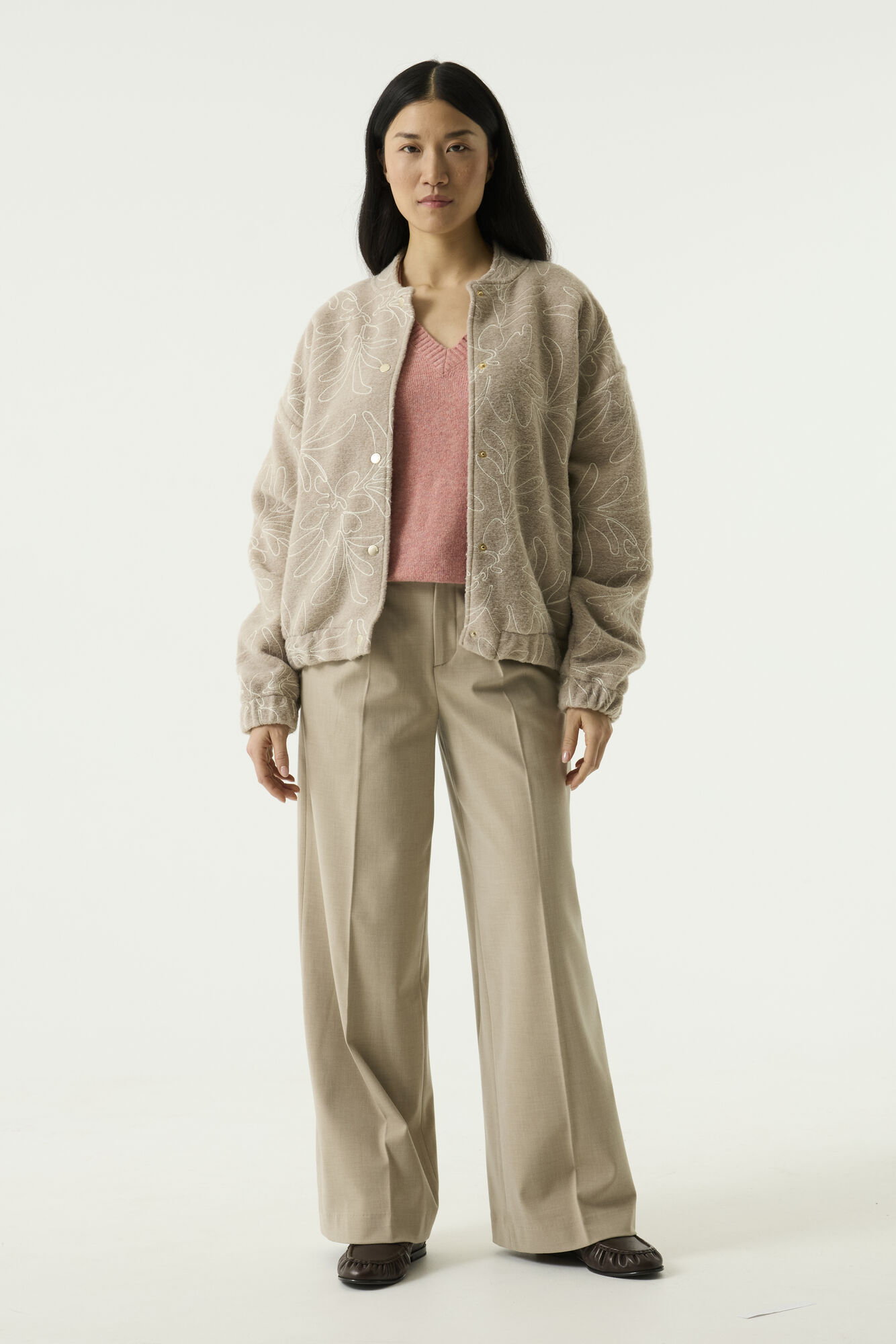 bombers Garcia femme, veste Garcia femme, bombers beige femme, veste beige Garcia, bombers brodé femme, veste brodée beige, bombers fleurs brodées, veste florale femme, bombers matelassé femme, veste matelassée légère, veste mi-saison femme, veste casual chic femme, bombers élégant femme, veste romantique femme, bombers tendance femme, veste mode femme, veste beige chic, bombers confortable femme, veste légère femme, Garcia Clothing femme, marque Garcia femme, mode femme Garcia, veste premium femme, veste automne femme, veste printemps femme, bombers féminin, veste broderie ton sur ton, veste beige sable femme, veste contemporaine femme, vêtements Garcia femme.