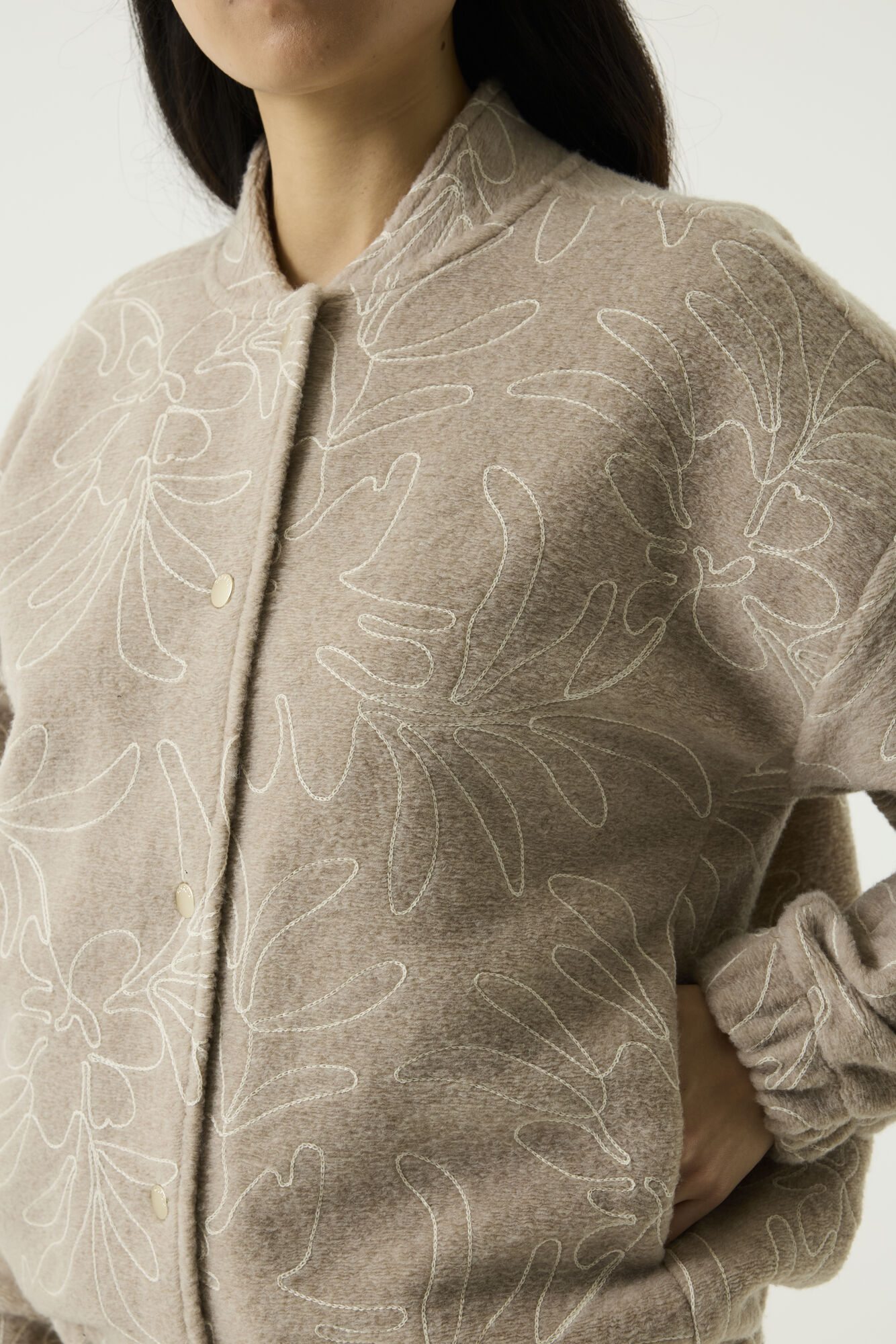 Marque : Garcia Type : bombers femme Coloris : beige sable Motif : broderies florales ton sur ton Fermeture : boutons-pression Col : rond Manches : longues Coupe : confortable Finition : matelassée légère Style : casual chic, romantique, contemporain Saison : printemps, automne, mi-saisonun jean brut ou écru, un pantalon large beige ou camel, une robe fluide imprimée, une jupe midi, un pull fin ou un débardeur en maille, des baskets blanches pour une allure décontractée, des mocassins ou des bottines pour une silhouette plus sophistiquée.