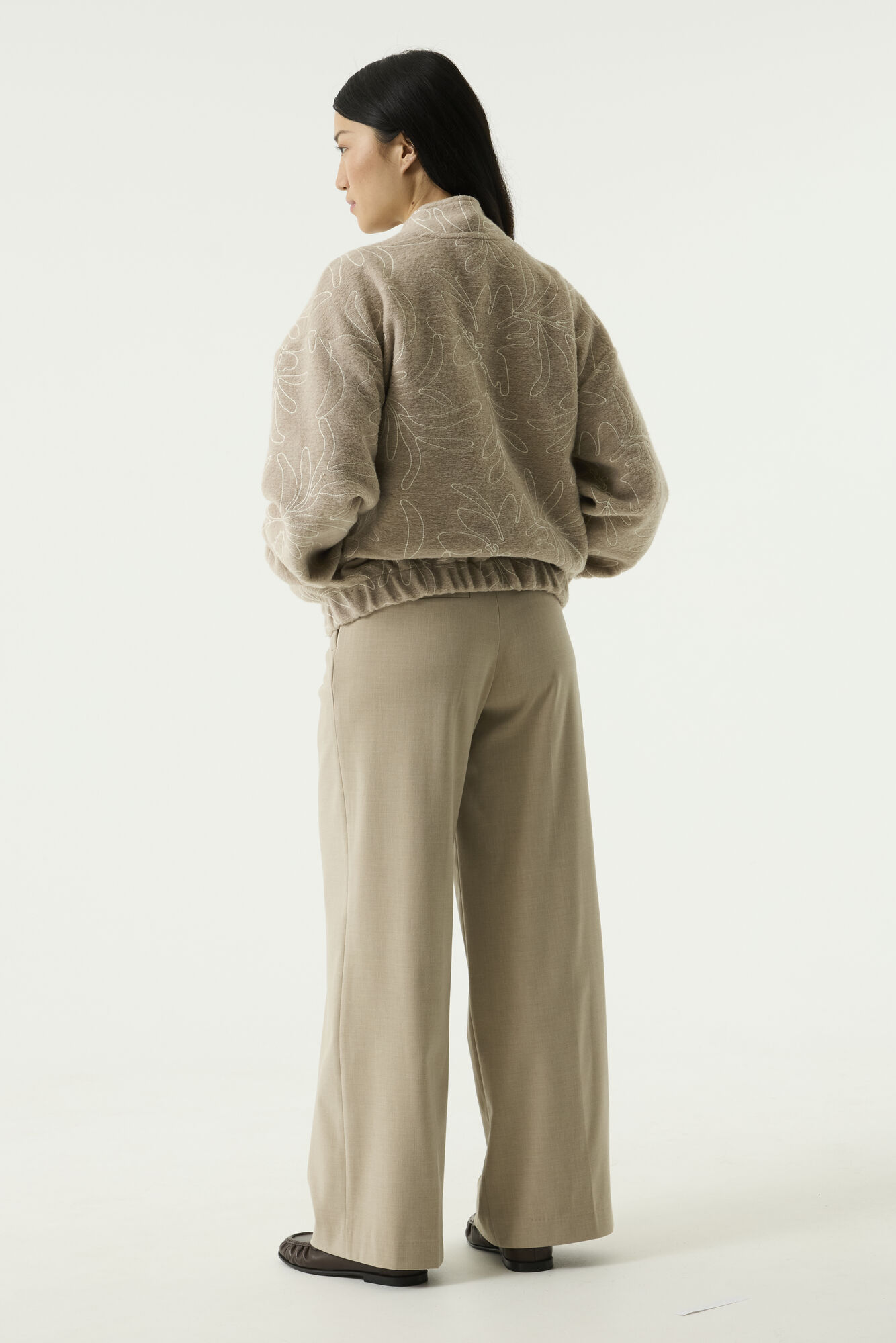 Bombers femme Garcia Coloris beige sable lumineux Broderies florales ton sur ton Effet matelassé léger Col rond élégant Fermeture par boutons-pression Manches longues Poignets et bas élastiqués Coupe confortable et féminine Veste légère idéale pour la mi-saison Facile à coordonner avec de nombreuses tenues