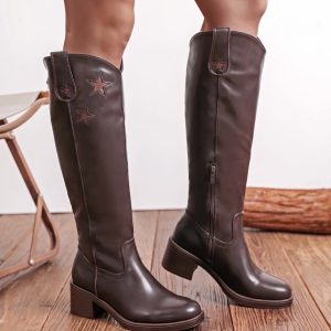 Bottes hautes chocolat femme Bottes marron avec étoiles Bottes femme style western chic Bottes confort à talon bloc Bottes élégantes pour femme Bottes hautes bout arrondi Bottes femme tendance automne hiver Bottes faciles à porter au quotidien Bottes femme avec fermeture zippée Bottes chocolat look bohème chic Look automnal Look hiver Mode femme 2026 Tendance automne hiver Style bohème chic Style western Élégance féminine Chaussures femme tendance Nouveauté chaussures femme Collection automne hiver