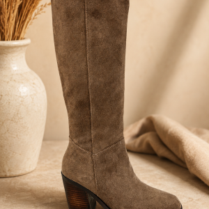 Botte femme Botte haute taupe Botte en croûte de cuir Botte cuir femme Botte talon carré Botte taupe femme Botte élégante Botte tendance Chaussures femme Botte automne hiverBotte croûte de cuir taupe Botte talon stable Botte mode femme Botte chic Botte confortable Botte haute élégante Botte style minimaliste Botte casual chic Botte féminine Botte effet veloursStyle chic Style contemporain Casual chic Élégance féminine Mode femme Collection automne hiver Style parisien Look de bureau Tendance chaussures femme Look raffinéStyle chic Style contemporain Casual chic Élégance féminine Mode femme Collection automne hiver Style parisien Look de bureau Tendance chaussures femme Look raffinéBotte haute taupe en croûte de cuir Botte femme à talon carré Botte taupe chic et confortable Botte élégante en croûte de cuir Botte mode femme automne hiver Botte haute taupe tendance Botte talon carré effet bois Botte femme style contemporain Botte confortable pour le quotidien Botte taupe élégante et intemporelle