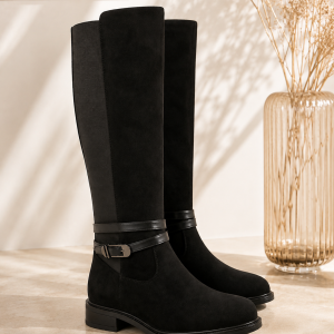 Botte noire femme effet nubuck Botte haute noire confortable Botte plate noire chic Botte femme bout rond Botte noire avec boucle métallique Botte mollet extensible femme Botte élégante pour le quotidien Botte noire automne hiver Botte femme confortable et tendance Botte haute noire style intemporel