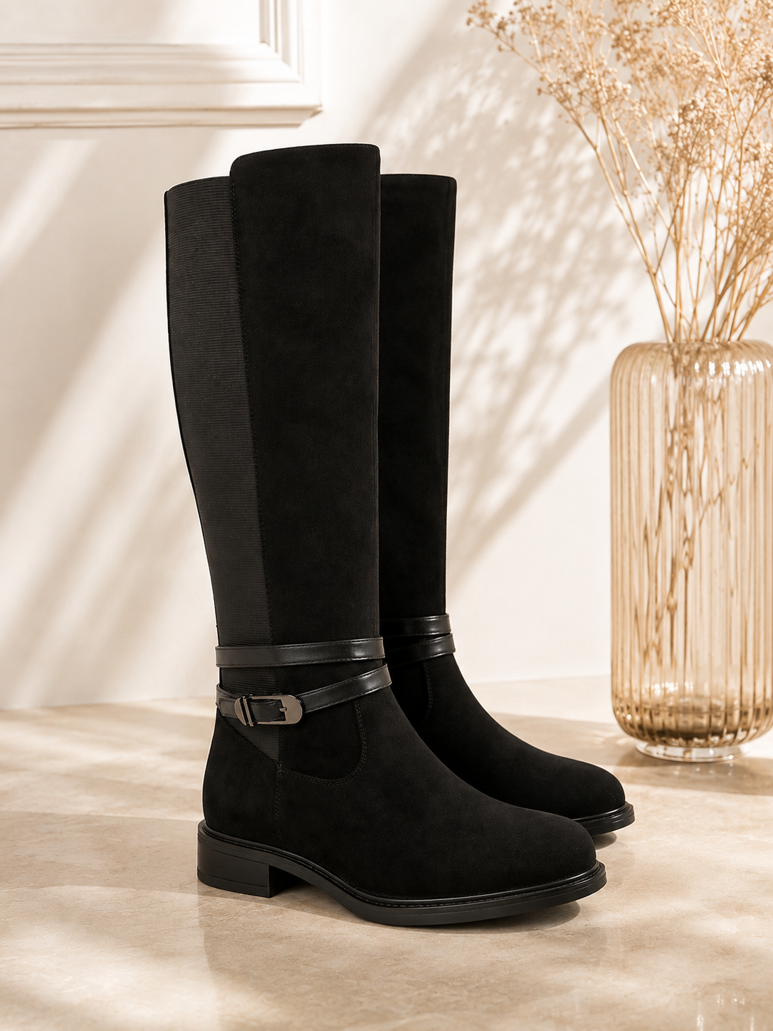 Botte noire femme effet nubuck Botte haute noire confortable Botte plate noire chic Botte femme bout rond Botte noire avec boucle métallique Botte mollet extensible femme Botte élégante pour le quotidien Botte noire automne hiver Botte femme confortable et tendance Botte haute noire style intemporel