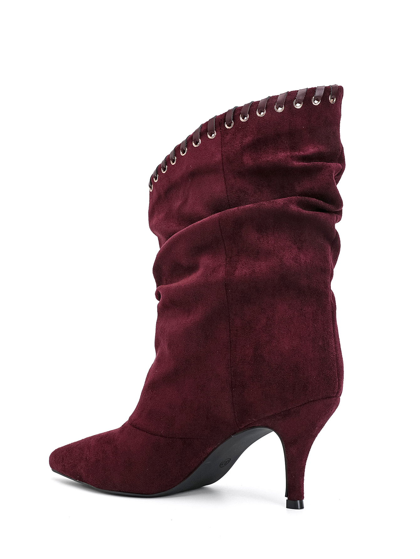 Bottes bordeaux femme à talon fin Bottes effet nubuck bordeaux Bottes plissées femme élégantes Bottes bout pointu femme Bottes chic avec faux lacets Bottes habillées femme Bottes tendance automne hiver Bottes femme style élégant Bottes bordeaux look chic Bottes femme talon fin tendance