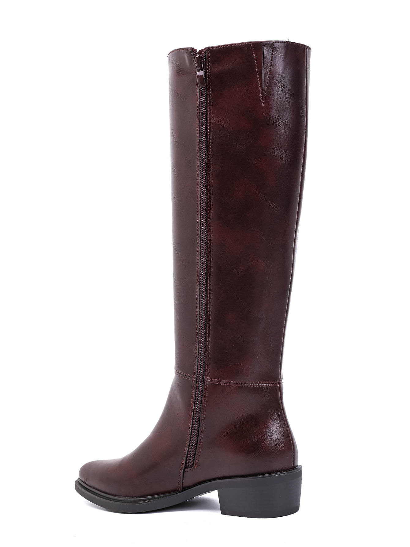 Style chic Style intemporel Élégance féminine Look automne hiver Mode femme Collection automne hiver Look de bureau Casual chic Style parisien Tendance chaussures femme Bottes hautes bordeaux aspect cuir femme Bottes plates élégantes pour femme Bottes bordeaux à bout légèrement pointu Bottes hautes chic automne hiver Bottes confortables pour le quotidien Bottes femme style minimaliste Bottes plates femme tendance Bottes bordeaux faciles à assortir Bottes hautes élégantes et confortables Bottes femme chic et intemporelles