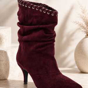 Bottes bordeaux femme à talon fin Bottes effet nubuck bordeaux Bottes plissées femme élégantes Bottes bout pointu femme Bottes chic avec faux lacets Bottes habillées femme Bottes tendance automne hiver Bottes femme style élégant Bottes bordeaux look chic Bottes femme talon fin tendance