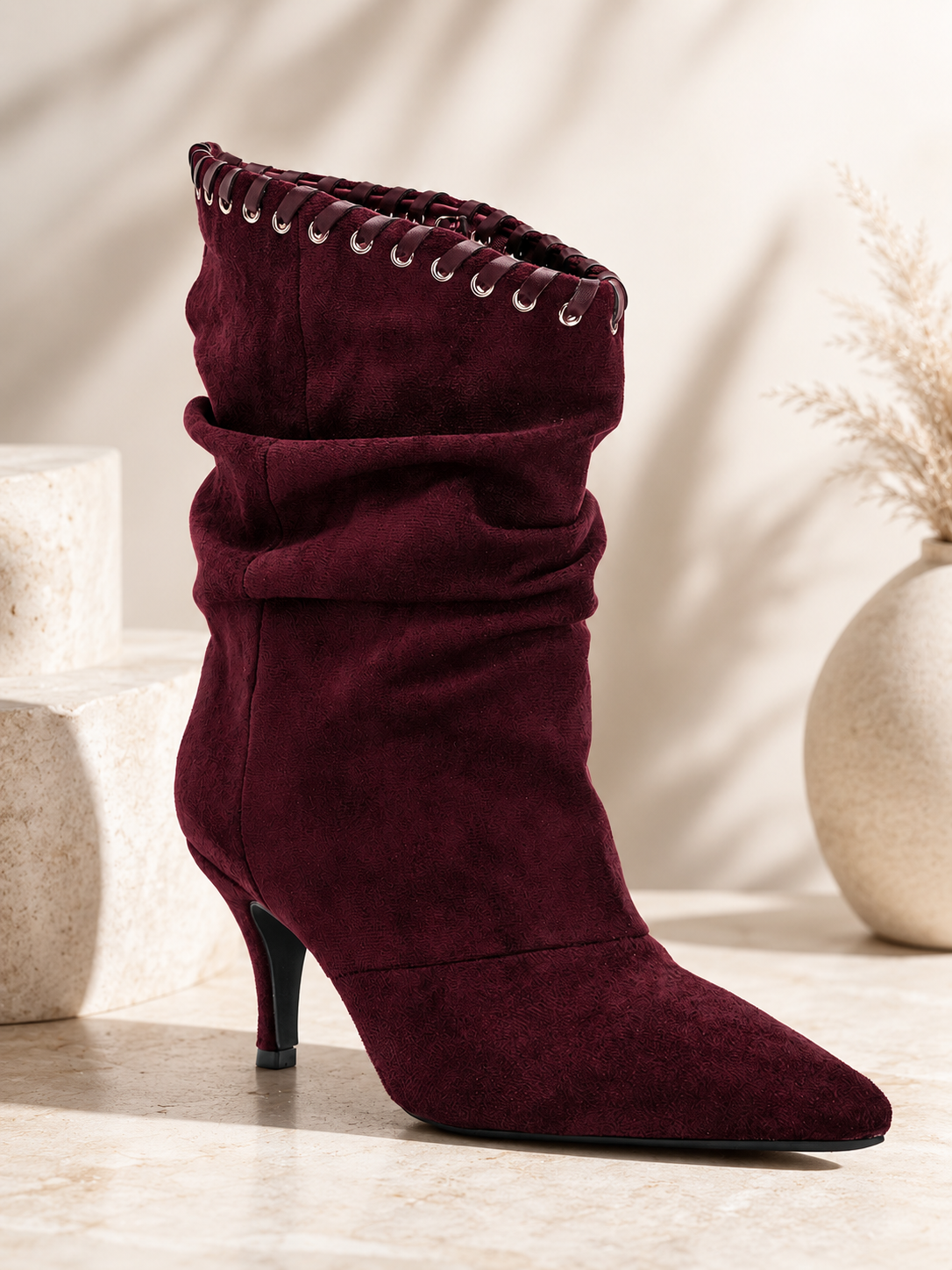 Bottes bordeaux femme à talon fin Bottes effet nubuck bordeaux Bottes plissées femme élégantes Bottes bout pointu femme Bottes chic avec faux lacets Bottes habillées femme Bottes tendance automne hiver Bottes femme style élégant Bottes bordeaux look chic Bottes femme talon fin tendance
