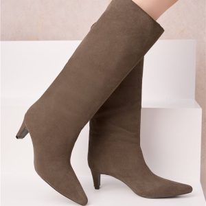 Botte cuir femme Botte haute cuir Botte taupe cuir Botte femme taupe Botte en cuir véritable Botte élégante femme Botte chic Botte fashion Botte bout pointu Botte petit talon