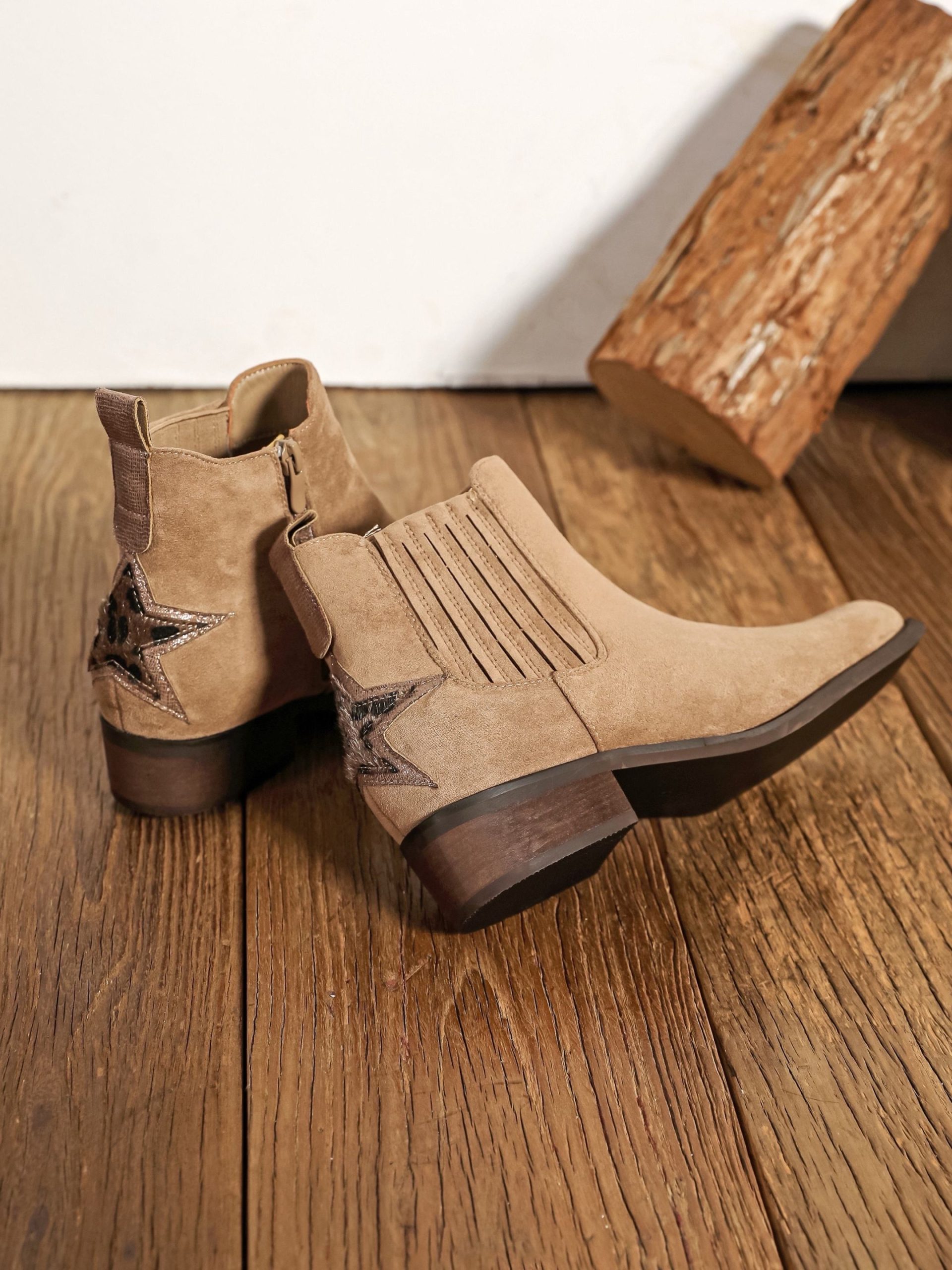 Bottines beiges avec étoile léopard Bottines femme plates tendance Bottines suédine beige femme Bottines étoile effet poil Bottines western chic femme Bottines beiges fermeture zippée Bottines originales et confortables Bottines casual chic beige Bottines femme automne hiver Bottines beiges avec détail léopardStyle western chic Casual chic Bohème chic Élégance féminine Mode femme Collection automne hiver Style tendance Look décontracté chic Style parisien Chaussures fashionBottines étoile effet poil Bottines détail léopard Bottines fermeture zippée Bottines beige femme Bottines casual chic Bottines style western Bottines confortables Bottines originales Bottines mode femme Bottines plates élégantesBottines femme Bottines beiges Bottines plates Bottines étoile Bottines léopard Bottines suédine Bottines tendance Bottines chic Chaussures femme Bottines automne hiver