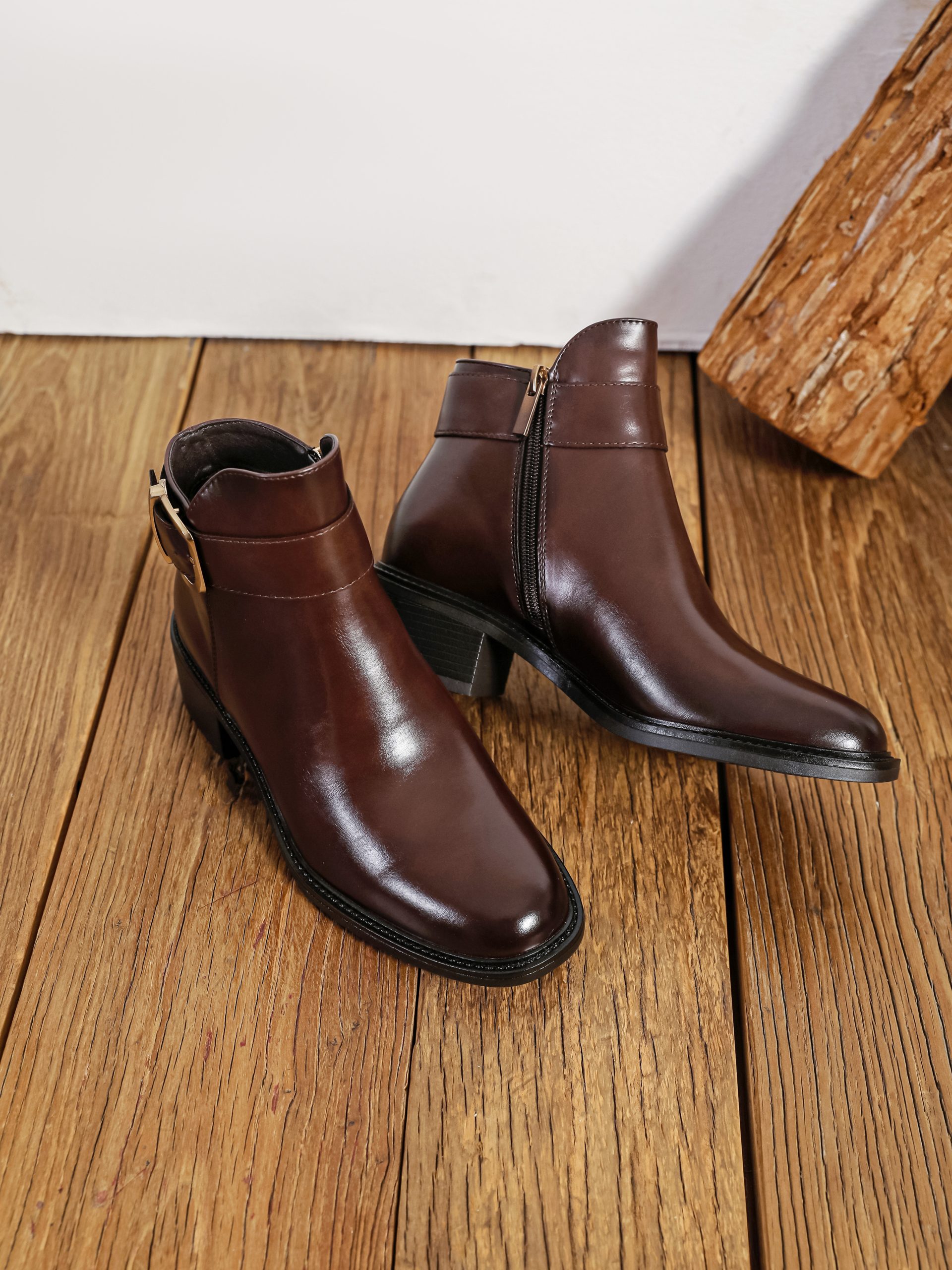 Bottines marron en cuir Bottines à boucle Bottines bout arrondi Bottines fermeture zippée Bottines plates femme Bottines casual chic Bottines mode femme Bottines confort quotidien Bottines féminines Bottines intemporellesBottines femme Bottines marron Bottines cuir femme Bottines en cuir véritable Bottines plates Bottines élégantes Bottines chic Bottines confortables Chaussures femme Bottines automne hiver