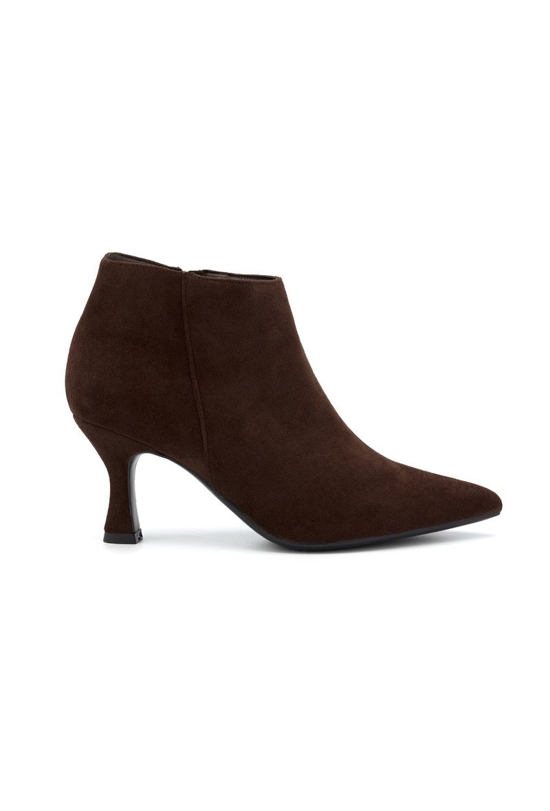 Bottine chocolat femme effet nubuck Bottine femme à bout pointu Bottine à talon pied de cheval Bottine chic chocolat Bottine élégante pour femme Bottine femme fermeture zippée Bottine marron à talon original Bottine nubuck femme tendance Bottine habillée automne hiver Bottine femme chic et confortable Bottine talon galbé Bottine fermeture éclair Bottine fermeture zippée intérieure Bottine courte femme Bottine raffinée Bottine confortable Bottine mode femme Bottine habillée Bottine élégante à talon