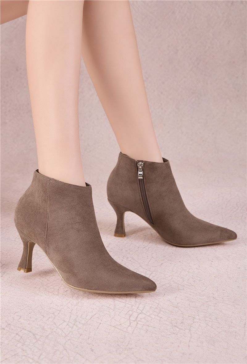 Bottine femme Bottine taupe Bottine effet nubuck Bottine chic femme Bottine élégante Bottine à talon Bottine bout pointu Bottine courte femme Chaussures femme tendance Bottine automne hiver
