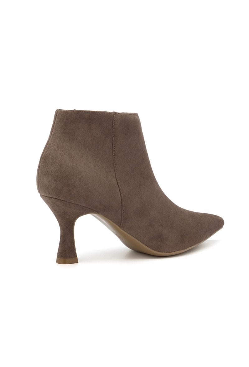 Bottine taupe femme effet nubuck Bottine taupe à bout pointu Bottine femme talon pied de cheval Bottine chic taupe Bottine élégante pour femme Bottine taupe fermeture zippée Bottine femme confortable à talon Bottine nubuck taupe tendance Bottine habillée automne hiver Bottine femme chic et raffinée