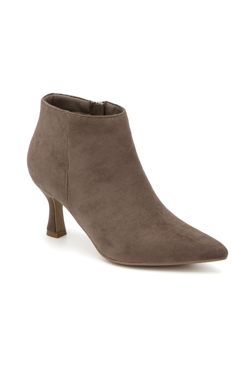Bottine talon pied de cheval Bottine talon galbé Bottine fermeture zippée Bottine fermeture éclair intérieure Bottine confortable Bottine raffinée Bottine mode femme Bottine habillée Bottine féminine Bottine taupe élégante