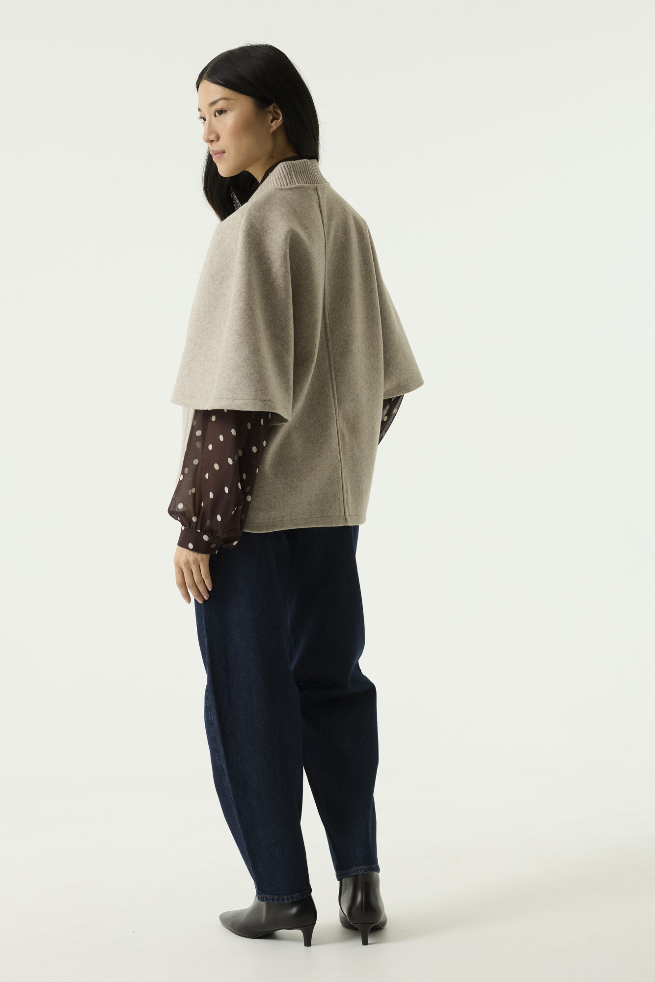 Cape femme GARCIA Coloris beige intemporel Coupe ample et confortable Manches courtes façon cape Col montant côtelé Fermeture zippée sur le devant Style chic, moderne et facile à porter Idéale en mi-saison