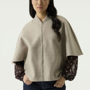 cape beige femme, cape femme GARCIA, cape beige GARCIA, veste cape femme, poncho beige femme, cape élégante femme, cape chic femme, cape mi-saison femme, veste beige femme, veste originale femme, vêtement beige femme, mode femme tendance, cape casual chic, cape confortable femme, vêtement GARCIA femme, Ô Trésor de MargÔ.